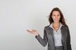 Foto: Smart and confident businesswoman presenting product Smart and confident businesswoman presenting product