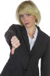 Blonde Frau hält Daumen runter