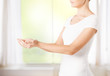 Foto: womans cupped hands womans cupped hands
