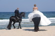Brautpaar beim Ausritt am Strand