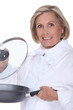 Foto: Chef holding a sauteing pan Chef holding a sauteing pan