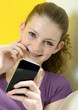 Foto: Freundlicher Teenager mit Smartphone Freundlicher Teenager mit Smartphone
