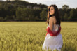 Ragazza nel campo di grano