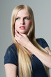 canvas print picture - junge Frau posiert im Studio