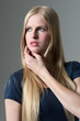 canvas print picture - junge Frau posiert im Studio