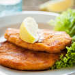 Foto: panierte schnitzel mit salat panierte schnitzel mit salat