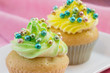 Foto: Two cupcakes with yellow and green buttercream Two cupcakes with yellow and green buttercream