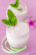 Foto: Two glasses of yogurt dessert on pink background Two glasses of yogurt dessert on pink background