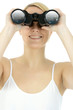 Junge Frau schaut durch Fernglas