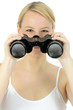 Junge Frau mit Fernglas
