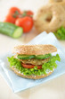 Vegetarischer Klops mit Salat im Bagel-Brötchen