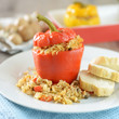 Rote Paprika gefüllt mit Reis und Tofu
