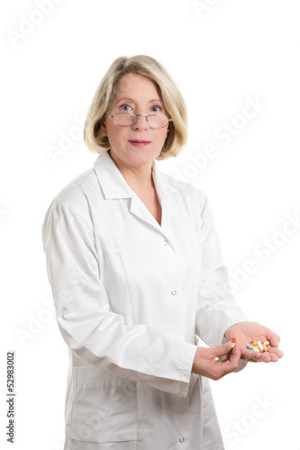 Photo: Apothekerin mit Medikamenten Apothekerin mit Medikamenten