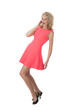 elegante junge Frau in Kleid ruft