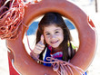 Bambina al mare con il salvagente