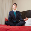 Geschäftsmann macht Yoga im Hotel