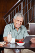 Glücklicher Senior Mit Tablet...