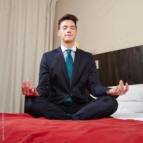 Photo: Geschäftsmann macht Yoga im Hotel Geschäftsmann macht Yoga im Hotel
