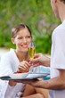 Photo: Frau am Pool bekommt Champagner Frau am Pool bekommt Champagner