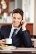 Photo: Geschäftsmann telefoniert im Café Geschäftsmann telefoniert im Café