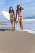 Foto: Beautiful Bikini Women Surfers & Surfboards At Beach Beautiful Bikini Women Surfers & Surfboards At Beach