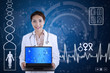 Foto: Beautiful scientist hold laptop on blue background Beautiful scientist hold laptop on blue background