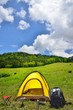 緑の草原とテントキャンプ