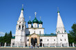 Туристы осматривают церковь Ильи Пророка в Ярославле