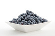 Blaubeeren in einem weißen Schälchen