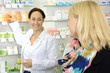 Foto: Junge Frau in Apotheke Junge Frau in Apotheke