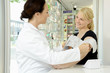 Foto: Apothekerin misst Blutdruck Apothekerin misst Blutdruck