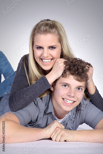 Photo: Geschwisterliebe, Schwester rauft Bruder die Haare Geschwisterliebe, Schwester rauft Bruder die Haare