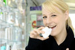 Junge Frau mit Inhalationsgerät