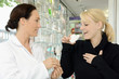 Apothekerin erklärt Patientin Inhalationsgerät
