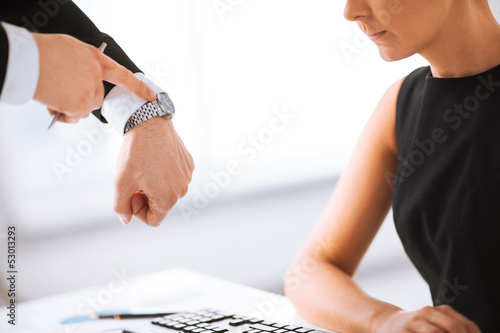 Photo: boss and worker at work having conflict boss and worker at work having conflict