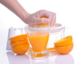 Mano exprimiendo naranjas para zumo