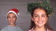 Vídeo: Siblings wearing garland and hat to celebrate christmas Siblings wearing garland and hat to celebrate christmas