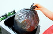 jeter son sac poubelle noir dans un container