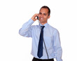 Foto: Attractive man looking at you speaking on phone Attractive man looking at you speaking on phone
