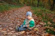 Herbstlicher Wald - Kleinkind macht Pause