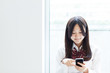スマートフォンを使う女の子