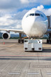 avion sur le tarmac tiré par son tracteur, Maurice