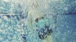Kind springt ins Wasser und schwimmt weg