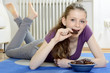 Photo: Teenager beim Naschen Teenager beim Naschen
