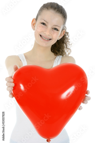 Photo: Lachender Teenager mit Herz-Luftballon Lachender Teenager mit Herz-Luftballon