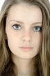 Ernst blickender Teenager im Portrait