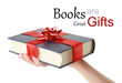 Foto: Woman's hand holding a book for gift Woman's hand holding a book for gift
