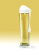 Überlaufendes Bier vor gelb