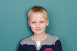 Foto: lächelnder blonder junge lächelnder blonder junge