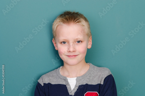Photo: lächelnder blonder junge lächelnder blonder junge